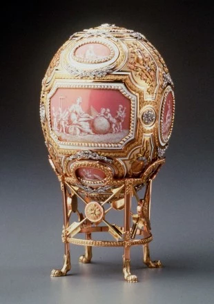 Catherine the Great (lub Grisaille, lub Cameo) Egg (1914) - prezent Mikołaja II dla matki Marii Fjodorowej. Catherine the Great (lub Grisaille, lub Cameo) Egg (1914) - prezent Mikołaja II dla matki Marii Fjodorowej.