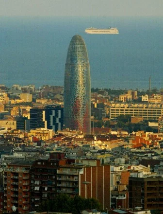 Zaprojektowana przez Jeana Nouvela Agbar Tower w Barcelonie jest nową wizytówką miasta. Zaprojektowana przez Jeana Nouvela Agbar Tower w Barcelonie jest nową wizytówką miasta.