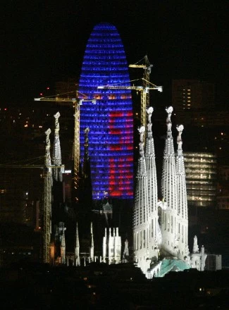 Przed Agbar Tower widoczna jest 'Sagrada Familia' Gaudiego. Przed Agbar Tower widoczna jest 'Sagrada Familia' Gaudiego.