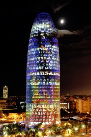 Akbar Tower - nocna iluminacja. Akbar Tower - nocna iluminacja.