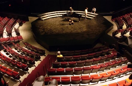 Wnętrze Guthrie Theater zaprojektowanego przez Jeana Nouvela. Wnętrze Guthrie Theater zaprojektowanego przez Jeana Nouvela.