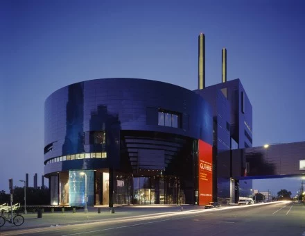 Guthrie Theater zaprojektowany przez Jeana Nouvela. Guthrie Theater zaprojektowany przez Jeana Nouvela.