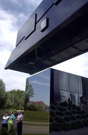 Guthrie Theater zaprojektowany przez Jeana Nouvela. Guthrie Theater zaprojektowany przez Jeana Nouvela.