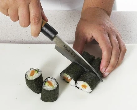 Zdejmij matę i ostrym nożem pokrój rulony.