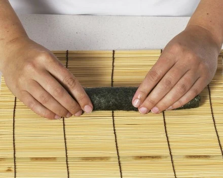 Ugnieć lekko palcami.