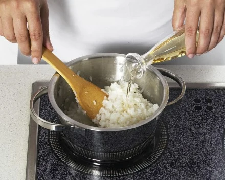 Ryż zagotuj w osolonej wodzie w zamkniętym garnku, zostaw na 20 minut na płycie. Potem otwórz garnek i przez następne 20 minut pozwól mu odparować. Następnie ryż wymieszaj z octem ryżowym, cukrem i zagotuj dokładnie mieszajac.