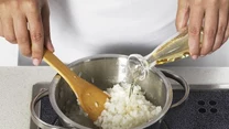 Ryż zagotuj w osolonej wodzie w zamkniętym garnku, zostaw na 20 minut na płycie. Potem otwórz garnek i przez następne 20 minut pozwól mu odparować. Następnie ryż wymieszaj z octem ryżowym, cukrem i zagotuj dokładnie mieszajac.