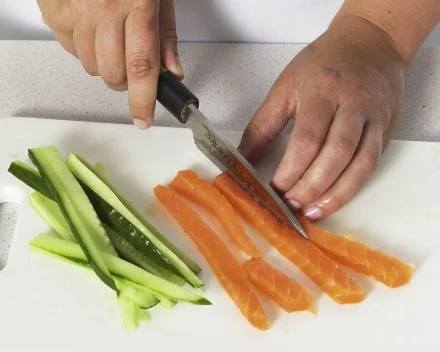 Łososia i ogórek pokroić w paseczki.