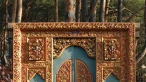 Drzwi rzeźbione w stylu Singaraja z bogatą polichromią, drewno tekowe, początek ubiegłego wieku, Bali, Indonezja, 245 x 185 x 20 cm