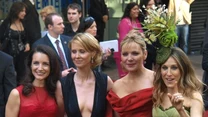  Kristin Davis, Cynthia Nixon, Kim Catrall i Sarah Jessica Parker  na premierze filmu "Seks w wielkim mieście" 12 maja, w kinie Odeon na Leicester Square w Londynie.