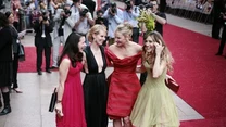  Kristin Davis, Cynthia Nixon, Kim Catrall i Sarah Jessica Parker  na premierze filmu "Seks w wielkim mieście" 12 maja, w kinie Odeon na Leicester Square w Londynie.