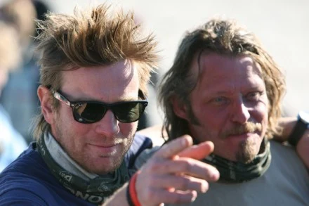 Ewan McGregor i Charlie Boorman podczas podróży motocyklowej w Afryce. Ewan McGregor i Charlie Boorman podczas podróży motocyklowej w Afryce.