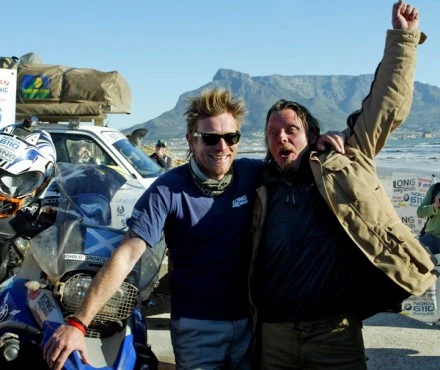 Ewan McGregor i Charlie Boorman podczas podróży motocyklowej w Afryce. Ewan McGregor i Charlie Boorman podczas podróży motocyklowej w Afryce.