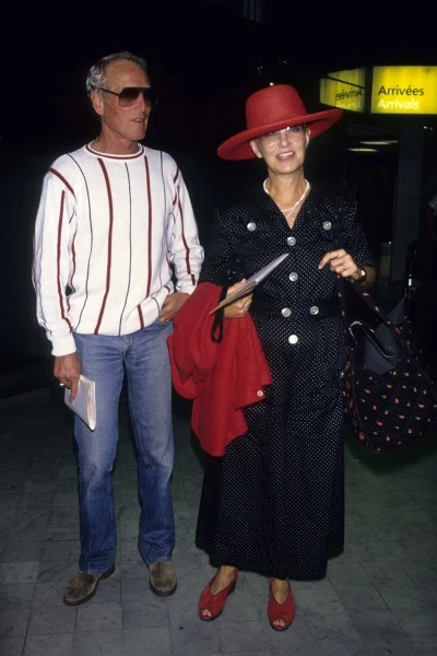 Paul Newman i Joanne Woodward na paryskim lotnisku w 1982 r.