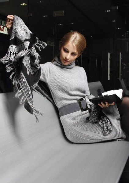 Sukienka z dzianiny z dużym golfem, (kaszmir, merino, wiskoza), Szal w etniczne wzory (wiskoza) Pas z zamszowej skóry 