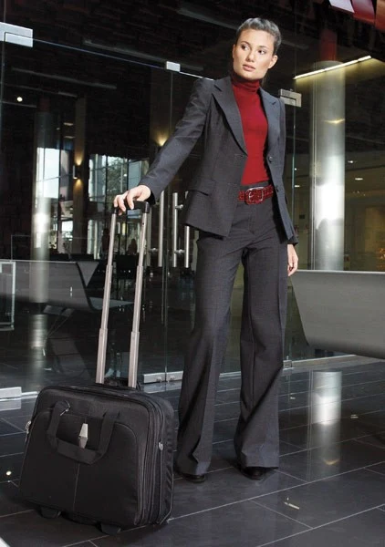 Garnitur (wełna typu biznes) - żakiet o wydłużonej linii i podwyższonych geometrycznych ramionach, spodnie, sweterek golfik (100% jedwab) krótkim rękawem, pasek z lakierowej skóry, 3 komorowa torba na laptopa 15", kolekcja "Expandream Business"