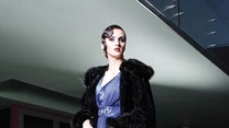Futro syntetyczne Karpińska (Maela Styl), suknia Hexeline, 
torebka kopertówka Menbur, biżuteria z pereł (Firma Łodzińscy), Jaguar XF (Mota Gabra)
