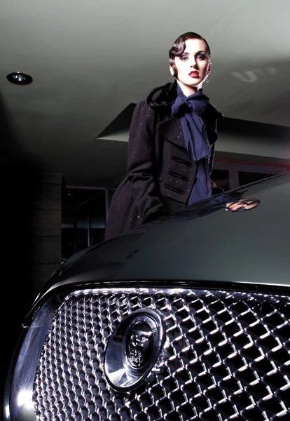 Płaszcz Sonia Fortuna (Maela Styl), suknia Hexeline, kolczyki srebrne z cyrkoniami (Firma Łodzińscy), Jaguar XF (Moto Gabra) Płaszcz Sonia Fortuna (Maela Styl), suknia Hexeline, kolczyki srebrne z cyrkoniami (Firma Łodzińscy), Jaguar XF (Moto Gabra)