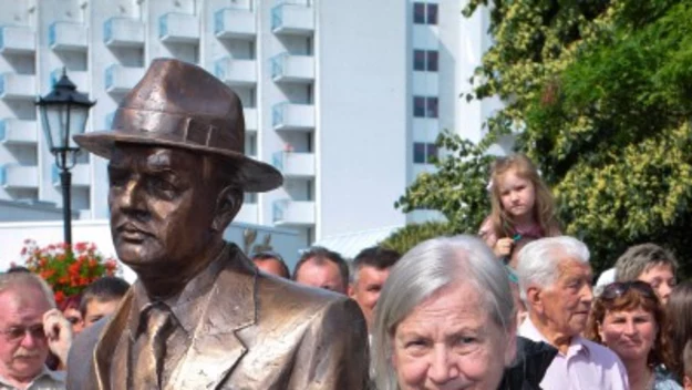 Halina Machulska przy pomniku Juliana Machulskiego fot. Paweł Przybyszewski