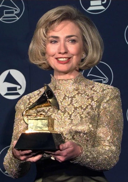 Hilary Clinton w sukni od Oscara de la Renty, rok 1997, fot. AFP Hilary Clinton w sukni od Oscara de la Renty, rok 1997, fot. AFP