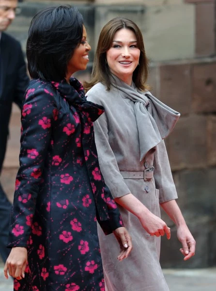 Michelle Obama w kracji od Thakoona i Carla Bruni-Szarkozy w kreacji od Diora fot. AFP Michelle Obama w kracji od Thakoona i Carla Bruni-Szarkozy w kreacji od Diora fot. AFP