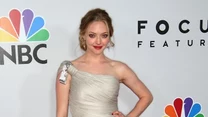 Aktorka Amanda Seyfried  w sukni Stelli McCartney