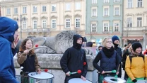 Zespół grający na bębnach szybko skupił uwagę przechodniów...