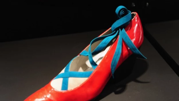 Trompe l'Oeil - wiązany pantofel na wysokim obcasie zaprojektowany przez Vivienne Westwood w 1996 r.