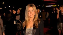 Inspirowana marynarskimi mundurami marynarka Jennifer Aniston (42) podkreśla talię.