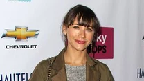 Wybór Rashidy Jones (35), znanej z filmu " The Social Network", nie był trafiony. Miks wzorów i tkanin sprawił, ze aktorka wygląda masywnie i mało kobieco. Tej stylizacji nie uratowałaby zresztą żadna marynarka...