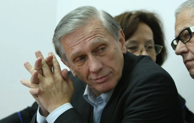 Jan Englert na sali sądowej.