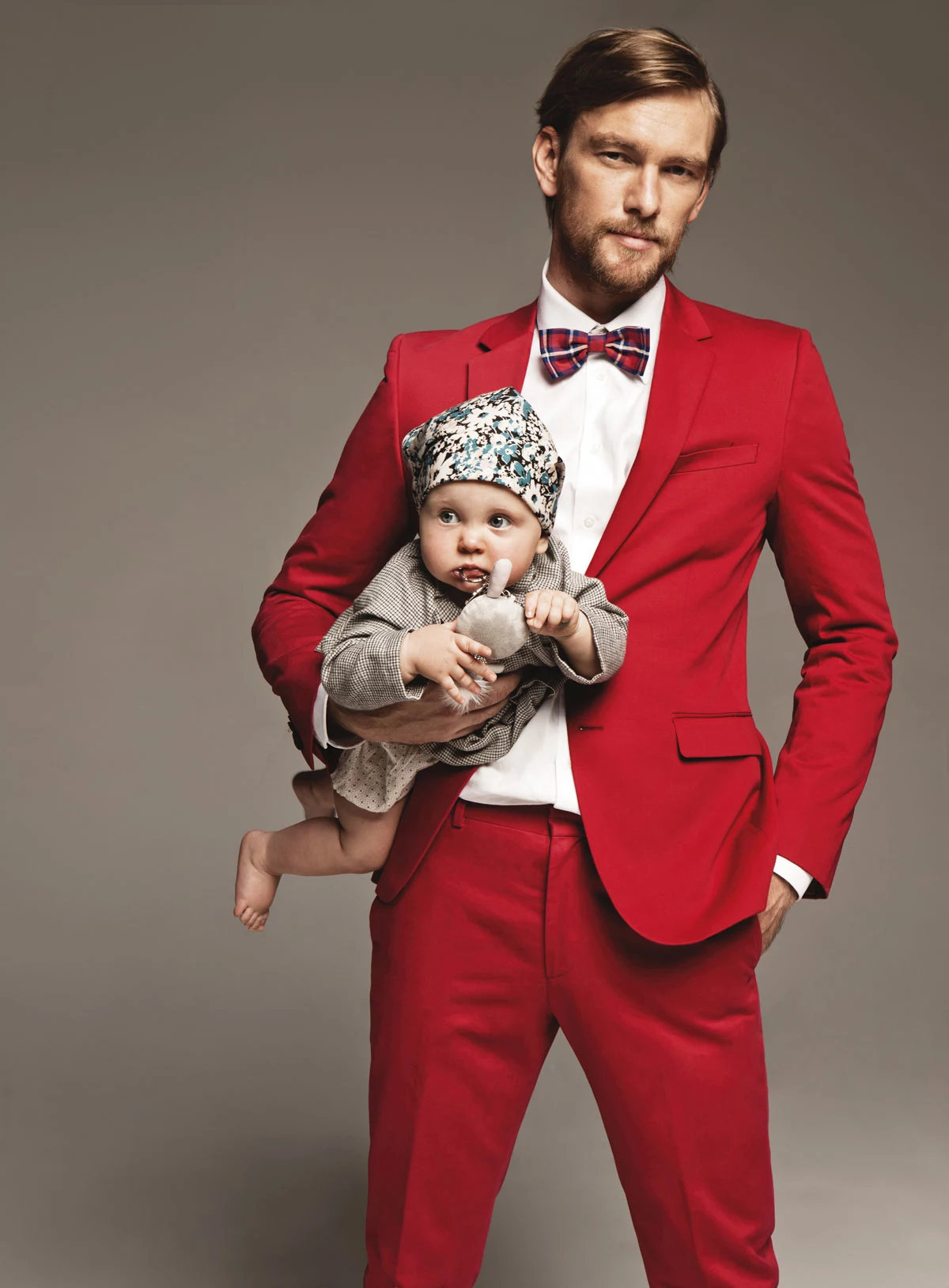 Nawet w Wigilię czerwony kolor nie jest zarezerwowany dla Świętego Mikołaja. I dobrze, bo świetnie prezentuje się na eleganckim garniturze o klasycznym fasonie. Elegancja w wersji niemowlęcej? Nawiązuje do przeszłości. Kolory są stonowane, fasony tradycyjne. Nawet w Wigilię czerwony kolor nie jest zarezerwowany dla Świętego Mikołaja. I dobrze, bo świetnie prezentuje się na eleganckim garniturze o klasycznym fasonie. Elegancja w wersji niemowlęcej? Nawiązuje do przeszłości. Kolory są stonowane, fasony tradycyjne.