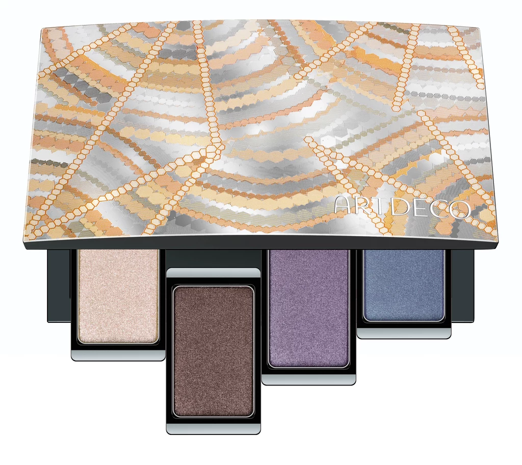 Mineralne cienie magnetyczne Artdeco. Dzięki zawartości minerałów oraz substancji aktywnych naturalnego pochodzenia cienie łączą w sobie właściwości upiększające oraz pielęgnacyjne. Unikalny kompleks minerałów (magnez, potas, cynk, sód) odżywia wrażliwa skórę wokół oczu, a delikatna konsystencja zapewnia jedwabiste wykończenie makijażu oraz niezwykle łatwą i przyjemną aplikację. Cienie w 18 kolorach mogą być stosowane na sucho lub mokro. Cena: 25,50 zł/szt. Kategoria: makijaż. Mineralne cienie magnetyczne Artdeco. Dzięki zawartości minerałów oraz substancji aktywnych naturalnego pochodzenia cienie łączą w sobie właściwości upiększające oraz pielęgnacyjne. Unikalny kompleks minerałów (magnez, potas, cynk, sód) odżywia wrażliwa skórę wokół oczu, a delikatna konsystencja zapewnia jedwabiste wykończenie makijażu oraz niezwykle łatwą i przyjemną aplikację. Cienie w 18 kolorach mogą być stosowane na sucho lub mokro. Cena: 25,50 zł/szt. Kategoria: makijaż.