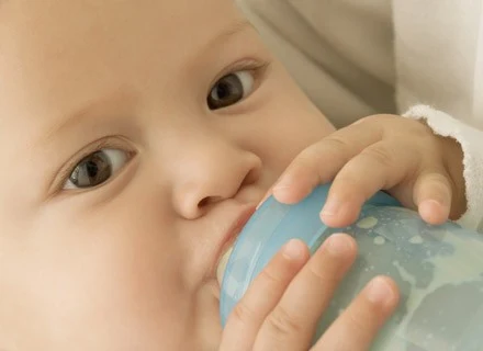 Kiedy smyk je, musi mieć wygodną pozycję by się nie zaksztusić Kiedy smyk je, musi mieć wygodną pozycję by się nie zaksztusić