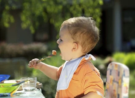 Ciężar na żołądku wcale nie pomoże maluchowi spać Ciężar na żołądku wcale nie pomoże maluchowi spać