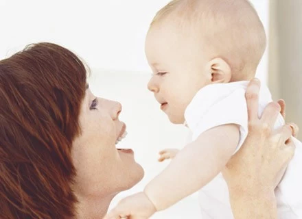 Bliskość ciała mamy daje poczucie bezpieczeństwa dziecku Bliskość ciała mamy daje poczucie bezpieczeństwa dziecku