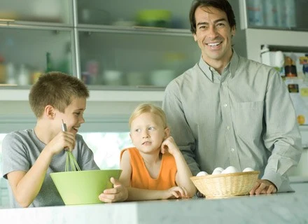 Współczesny ojciec jest w życie dziecka bardzo zaangażowany Współczesny ojciec jest w życie dziecka bardzo zaangażowany