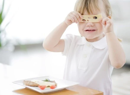 Posiłek na dobranoc musi zaspokajać głód dziecka i wypełniać jego żołądek na dłużej Posiłek na dobranoc musi zaspokajać głód dziecka i wypełniać jego żołądek na dłużej