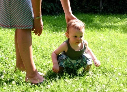 Obserwowanie dziecka, które podejmuje samodzielne próby chodzenia, jest ekscytującym przeżyciem