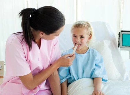 W kwestii usuwania migdałków zdania laryngologów i pediatrów są podzielone W kwestii usuwania migdałków zdania laryngologów i pediatrów są podzielone
