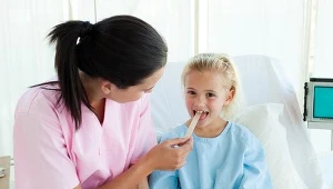 W kwestii usuwania migdałków zdania laryngologów i pediatrów są podzielone