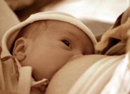 Na początku ciąży, pod wpływem hormonów, tkanka gruczołowa rozrasta się i przygotowuje do laktacji Na początku ciąży, pod wpływem hormonów, tkanka gruczołowa rozrasta się i przygotowuje do laktacji