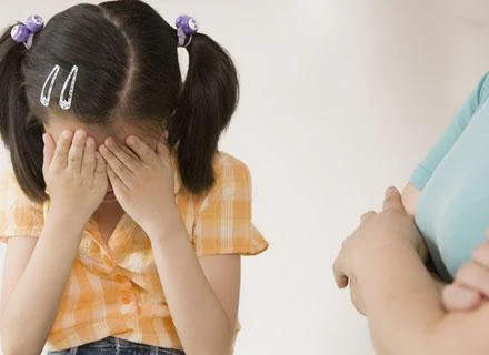 Nieśmiałe dziecko może zamartwiać się na zapas, snując wizje niepowodzeń Nieśmiałe dziecko może zamartwiać się na zapas, snując wizje niepowodzeń