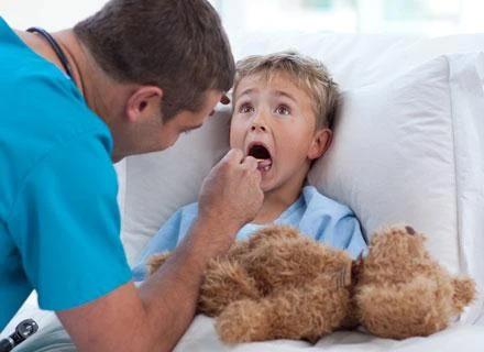 Dzieci, którym usunięto migdałki, mniej chorują Dzieci, którym usunięto migdałki, mniej chorują