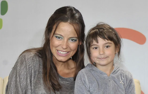 Ania Mucha z młodą fanką.