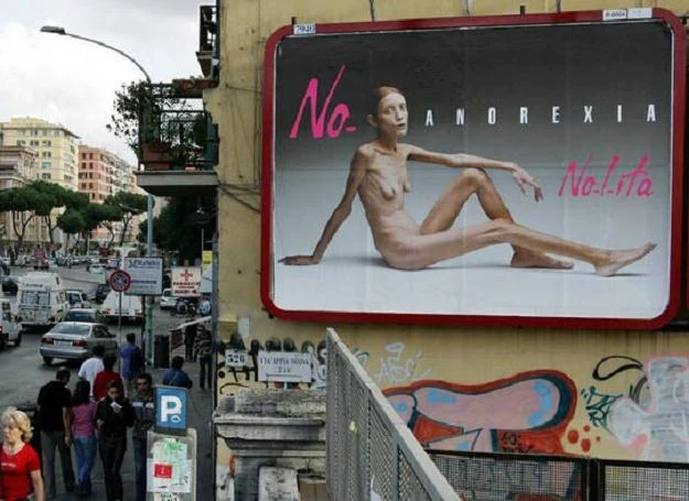 Isabelle Caro, modelka z tego plakatu, zmarła z zagłodzenia
