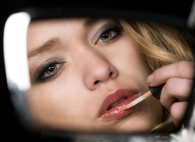 Kobiety, prowadząc samochód, są w stanie zrobić makijaż