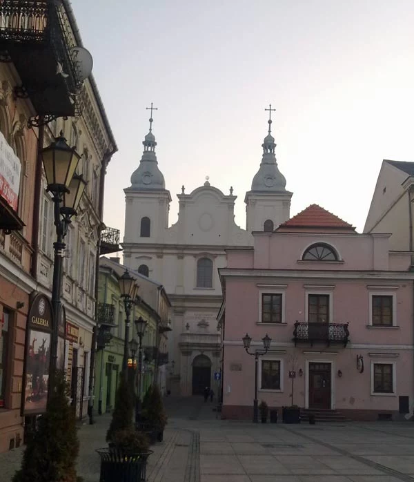 W głębi Kościół O.O. Jezuitów w Piotrkowie Trybunalskim. Tam były wizytówki Ewy Juszko-Pałubskiej