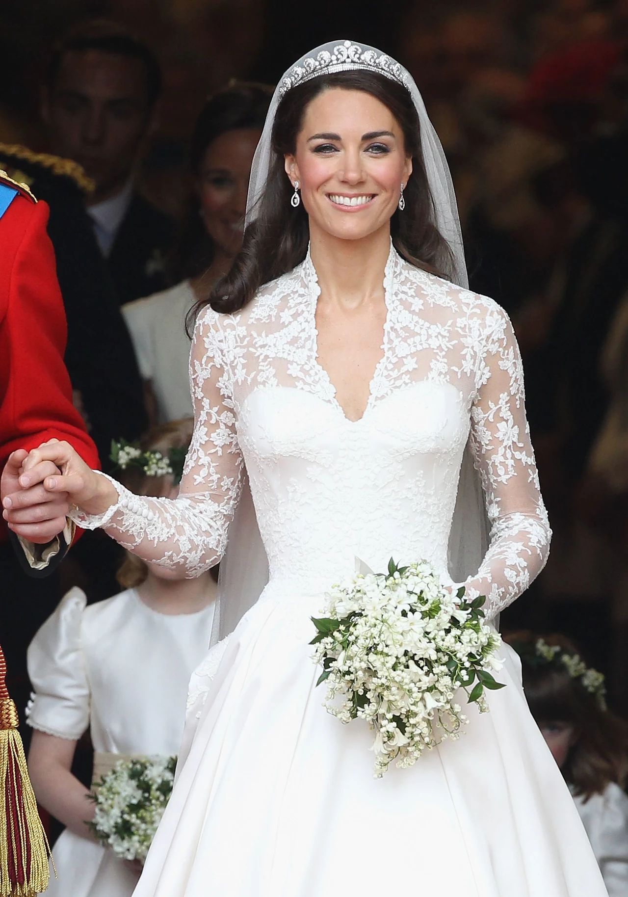 Na tę suknię ślubną czekał cały świat. Kate Middleton trzymała w tajemnicy krój oraz projektanta (Sarah Burton) do ostatniej chwili, by zrobić jeszcze większe wrażenie. Udało się. Pierwsze kopie sukni powatły w Chinach już parę godzin po ceremonii zaślubin. Na tę suknię ślubną czekał cały świat. Kate Middleton trzymała w tajemnicy krój oraz projektanta (Sarah Burton) do ostatniej chwili, by zrobić jeszcze większe wrażenie. Udało się. Pierwsze kopie sukni powatły w Chinach już parę godzin po ceremonii zaślubin.