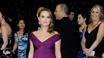 Prosta fioletowa suknia, którą miała na sobie ciężarna Natalie Portman na rozdaniu Oscarów na długo zapadnie w pamięć wszystkich. Kreacja Rodarte był strzałem w dziesiątkę.